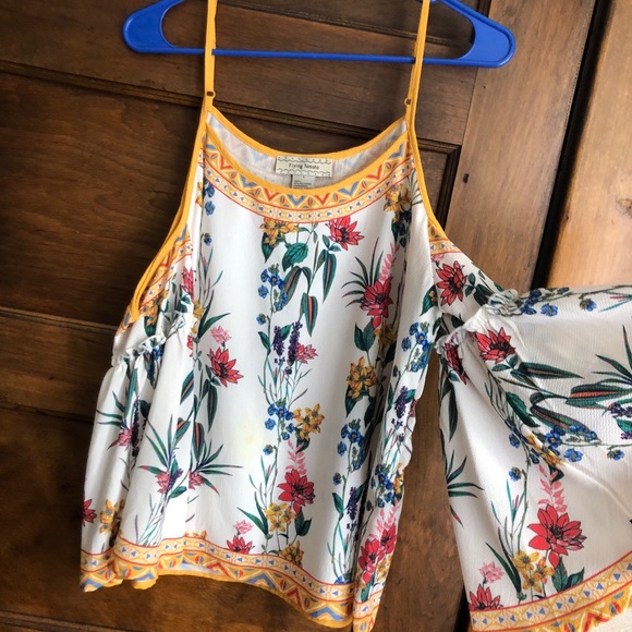 Top with spaghetti straps for shoulders - Picture 2 of 4